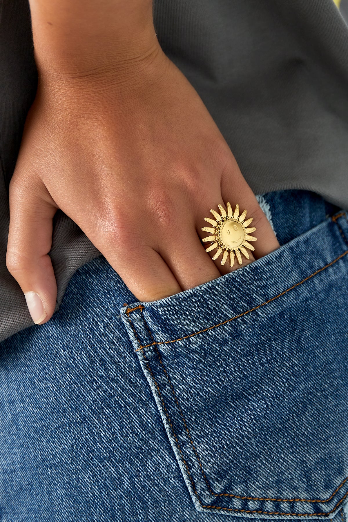 Shining smile ring