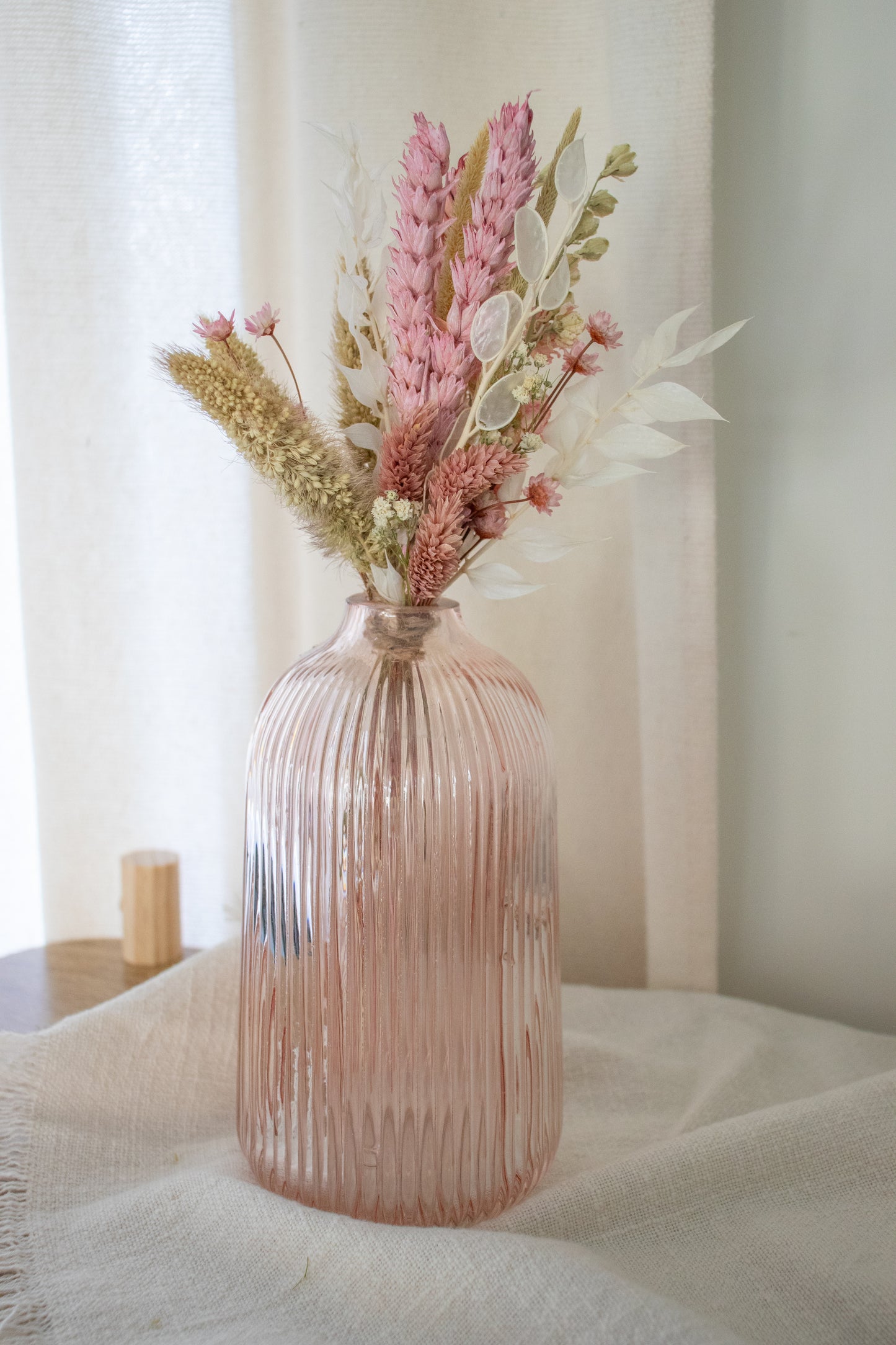 Roos vaasje met droogbloemen