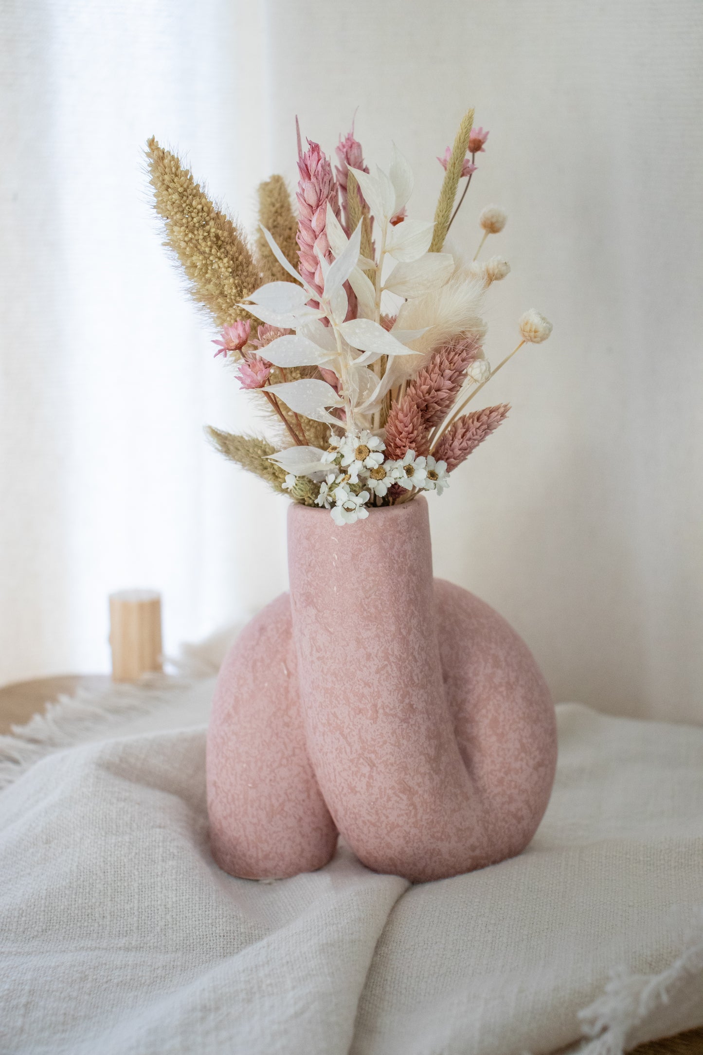 Knoop vaasje met droogbloemen