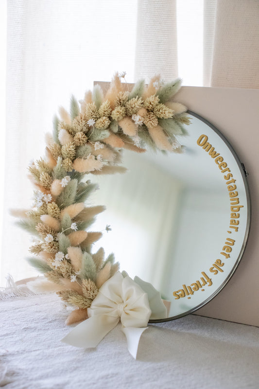 Spiegel met droogbloemen en quote