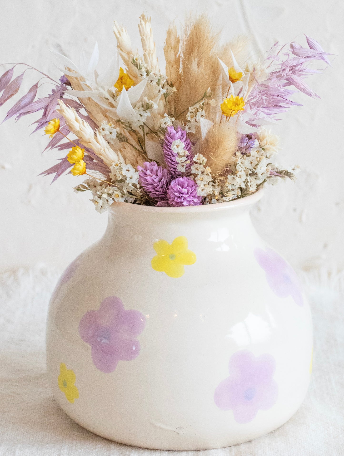 Handgemaakte vaas met droogbloemen