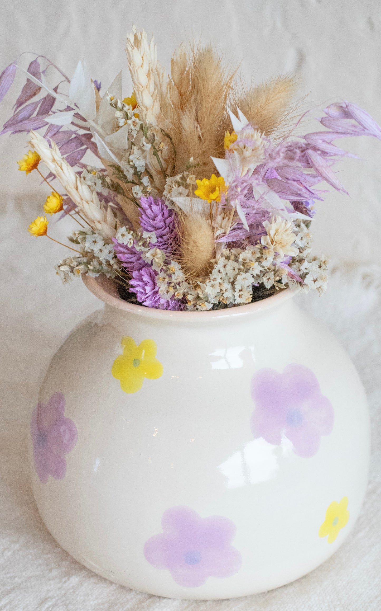 Handgemaakte vaas met droogbloemen